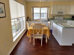 Family Condo, 2 Queen Beds, Non Smoking, Ocean View | Private kitchen