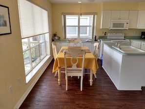 Family Condo, 2 Queen Beds, Non Smoking, Ocean View | Private kitchen
