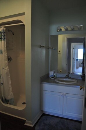 Family Condo, 2 Queen Beds, Non Smoking, Ocean View | Bathroom | Separate tub and shower, hair dryer, towels - Seahorse Landing (Cedar Key)