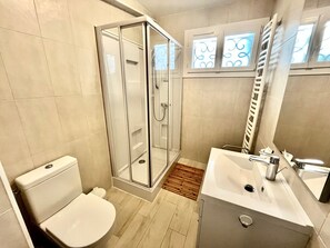 Dusche, Haartrockner, Handtücher