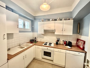 Fridge, oven, stovetop, dishwasher - 45 clemenceau (Cannes)