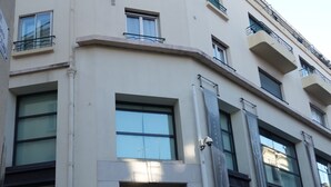 A multi-story building with large windows, a 'no entry' sign, and a 'Rue Port' sign. - 45 clemenceau (Cannes)