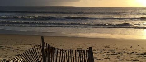 Una spiaggia nelle vicinanze