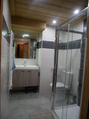 Een douche, een haardroger, handdoeken