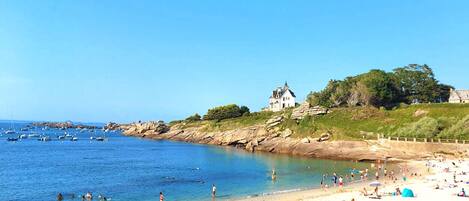 Vlak bij het strand, ligstoelen aan het strand