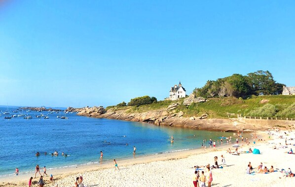 Perto da praia, espreguiçadeiras 