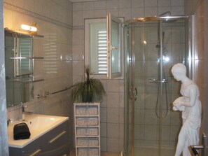 Een douche, een haardroger, handdoeken, zeep