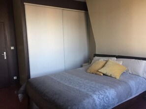 2 عدّة غرف نوم ومكواة/لوح كي وواي فاي وملاءات أسرّة