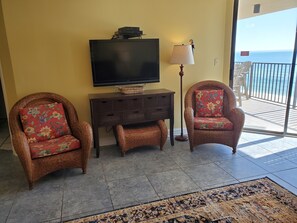 تلفزيون ذكي، ألعاب فيديو، مشغل دي في دي، كرة قدم الطاولة