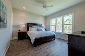5 bedrooms, iron/ironing board, travel cot, free WiFi - Southern Breeze lake front property is pet friendly for an additional fee (Sherrills Ford)