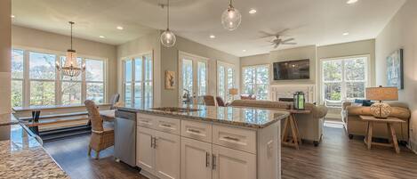 Smart-tv, een open haard en boeken