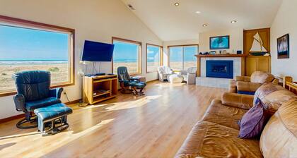 Oceanfront house with large great room, jetted bathtub, WiFi, & fireplace