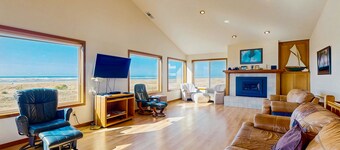 Oceanfront house with large great room, jetted bathtub, WiFi, & fireplace