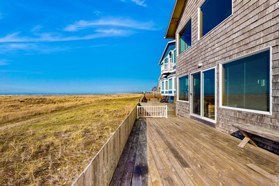 Oceanfront house with large great room, jetted bathtub, WiFi, & fireplace