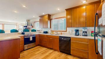 Jääkaappi, mikroaaltouuni, uuni, liesi