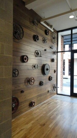 المنشأة من الداخل