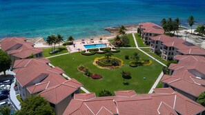 Exterior - Beachfront Walkout Condo - Seven Mile Beach - Quiet/Away from Resort Crowds (George Town)