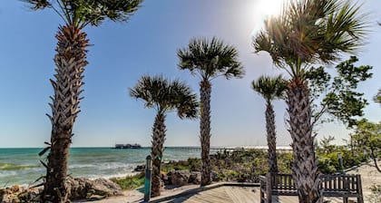 Stylish bayside condo with WiFi & pool - close to the beach & restaurants
