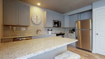 Refrigerador, microondas, parrilla de estufa y lavavajillas