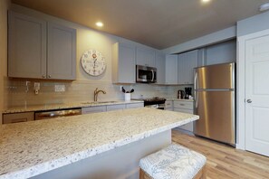 Fridge, microwave, stovetop, dishwasher