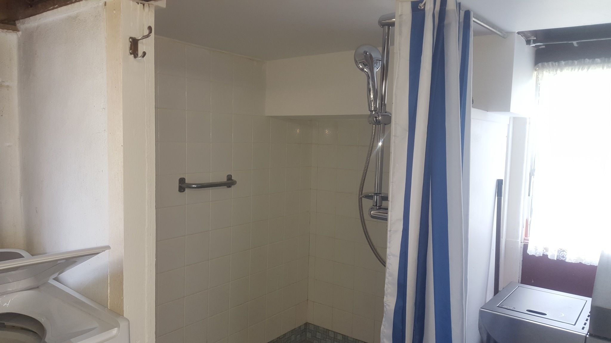 Sailor's Rest: 3-Bedroom House and 1 Rumpus Room (including 1 tri-bunk) | Bathroom shower