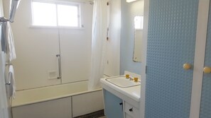 Sailor's Rest: 3-Bedroom House and 1 Rumpus Room (including 1 tri-bunk) | Bathroom