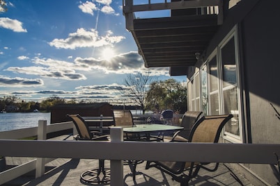 Relaxing Lakefront Cottage with Beautiful Views- 6 Kayaks + KING SIZE BED!