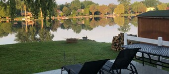 Relaxing Lakefront Cottage with Beautiful Views- 6 Kayaks + KING SIZE BED!