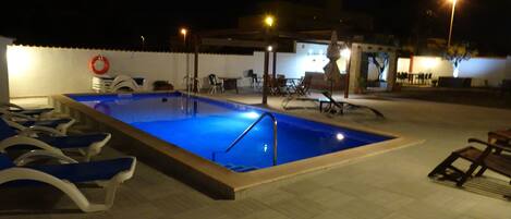 Alberca al aire libre y alberca climatizada