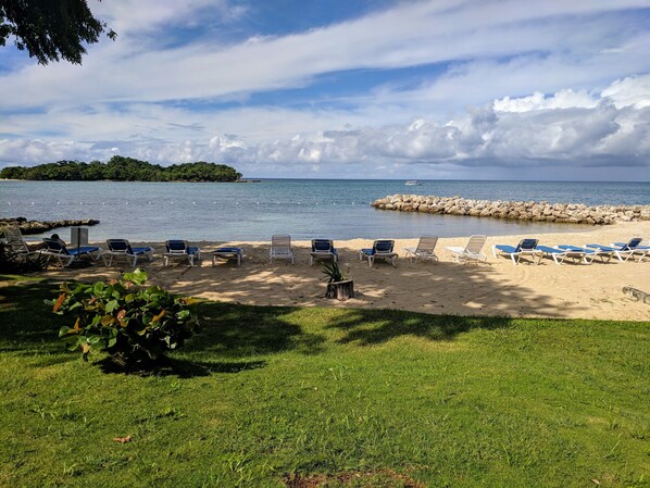 På stranden og solsenger