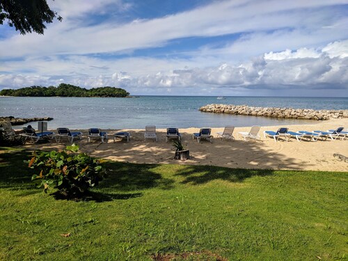 Breezy Studio, footsteps from the beach. 