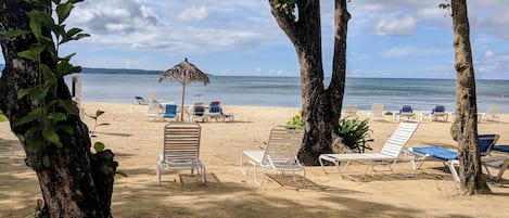 Nära stranden och solstolar