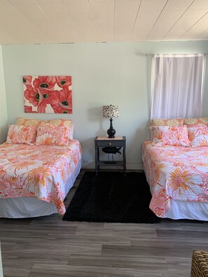 3 bedrooms, iron/ironing board, WiFi, bed sheets - Charming House Located In Downtown Grand Haven (Grand Haven)