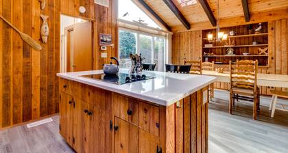 Päivitetty, koiraystävällinen talo, loistava sijainti puoli korttelin päässä rannalta