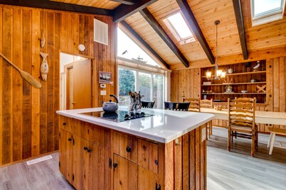 Updated Dog-Friendly House with Private Hot Tub - 1/2 Block from Beach