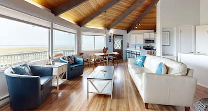 Oceanfront octagon house with panoramic water views, WiFi, & washer/dryer