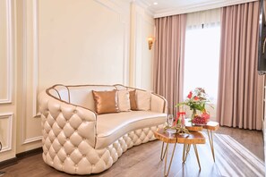 Suite, Stadtblick | Wohnbereich | 43-Zoll-Smart-TV mit Premium-TV-Sendern, Fernseher