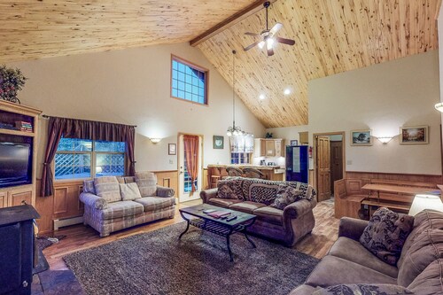 Lovely cabin on pond with balcony, outdoor fire, and private hot tub