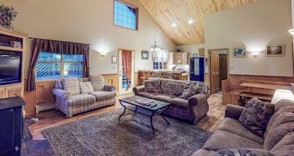 Lovely cabin on pond with balcony, outdoor fire, and private hot tub