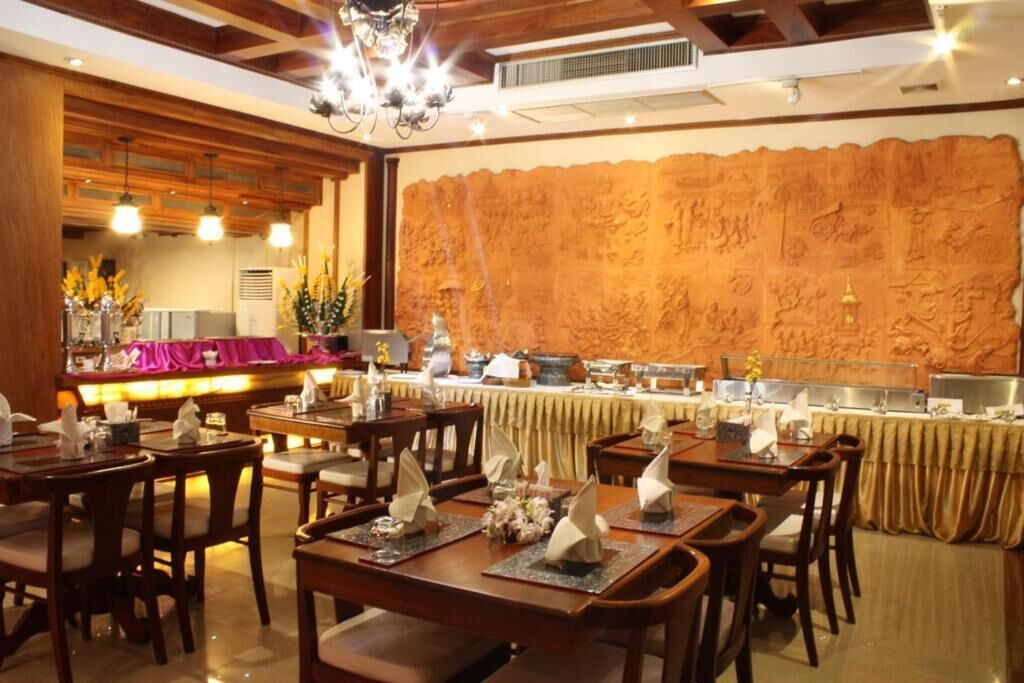 breakfast, lunch, dinner served; international cuisine