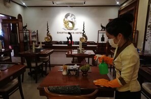 Phục vụ bữa sáng, bữa trưa và bữa tối 