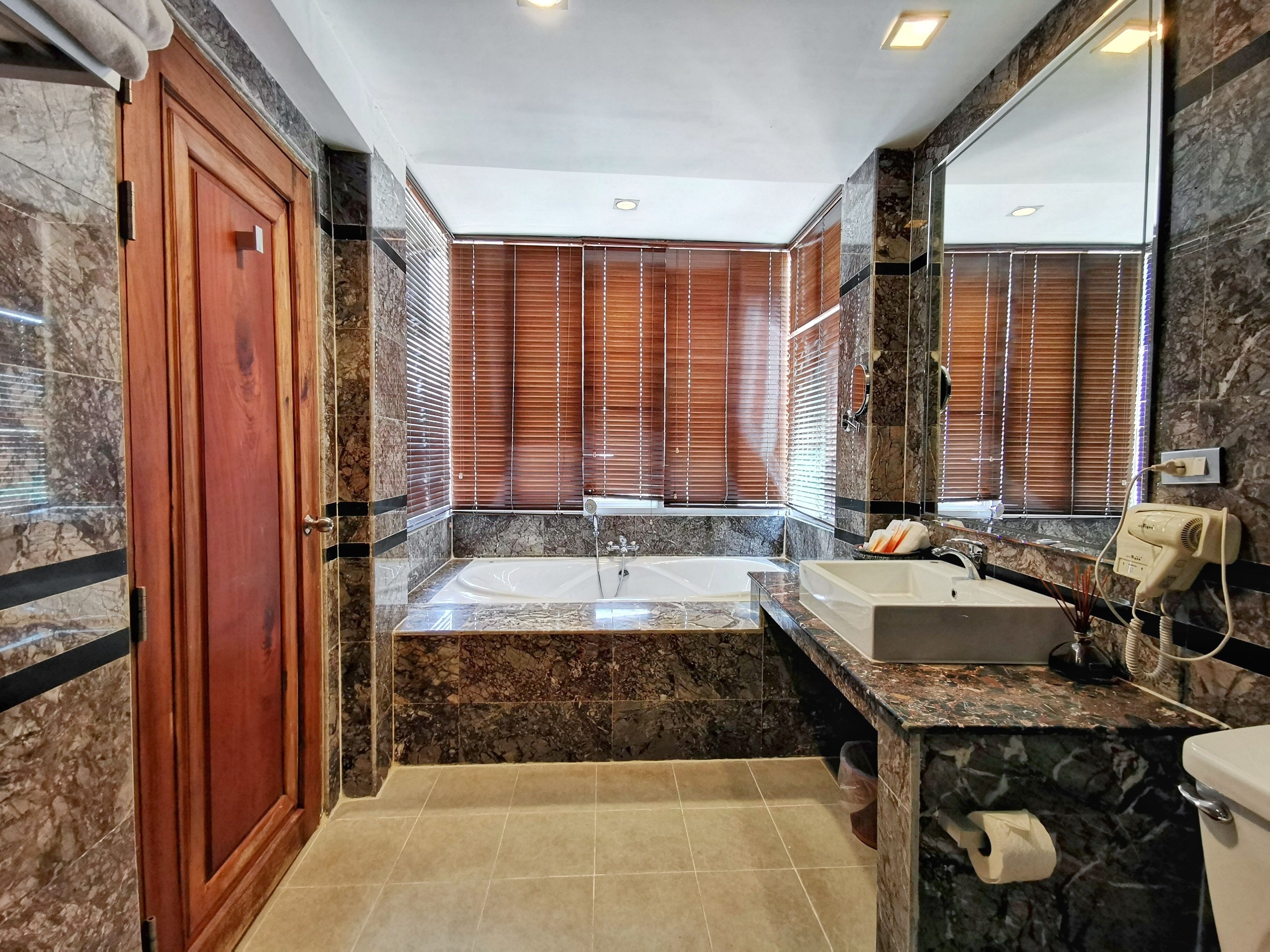 deluxe suite | bathroom | shower, free toiletries, slippers, bidet