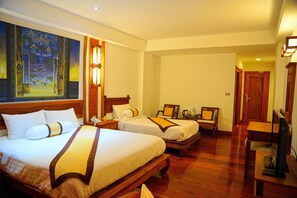 Phòng dành cho gia đình | Minibar, két bảo mật tại phòng, bàn, màn/rèm cản sáng 