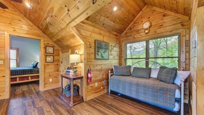 6 bedrooms, memory foam beds, WiFi (free), bed sheets - Upscale Log Cabin, Magnificent Mountain Views, Lots of Deck for Rocking, Arcades (Gatlinburg)