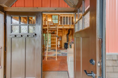 Wizard's LOTR Cabin: New Treehouse Addition! Pet-friendly. 