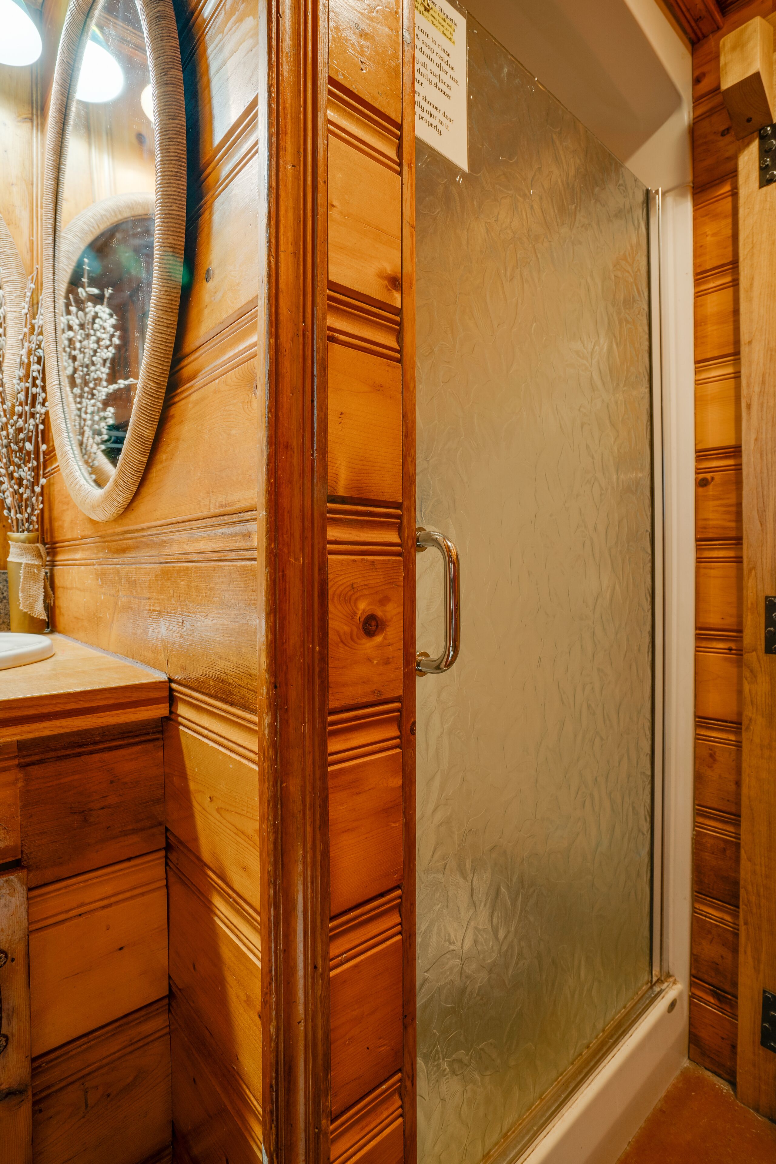 Dusch, hårtork, handdukar och tvål