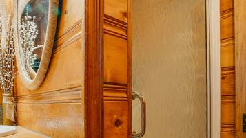 淋浴设施、吹风机、毛巾、肥皂