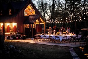 Outdoor dining - Wizard's LOTR Cabin: New Treehouse Addition! Pet-friendly.  (Holdingford)