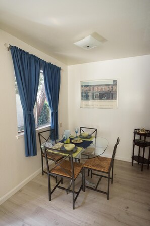Dining - Quiet 1 bedroom walking distance from UC Berkeley! (Berkeley)