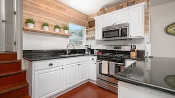 Een koelkast, een microgolfoven, een oven, een kookplaat